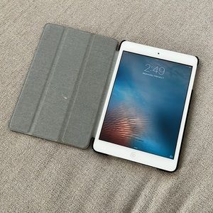 Ipad Mini White MD531ll/A - Still works